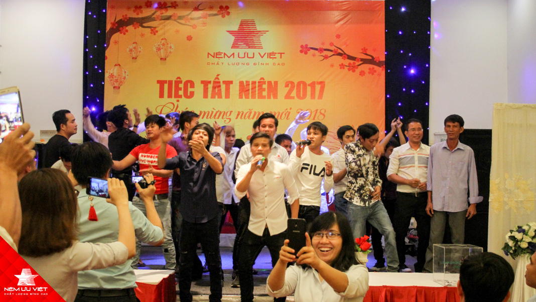 Nệm Ưu Việt tất niên phần quà cho 32 nhân viên may mắn nhất